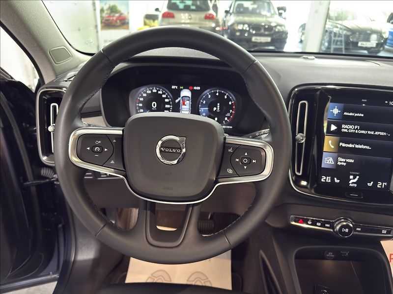 Volvo XC40 2,0   B4 AWD MOMENTUM DPH - fotka 9 z 35