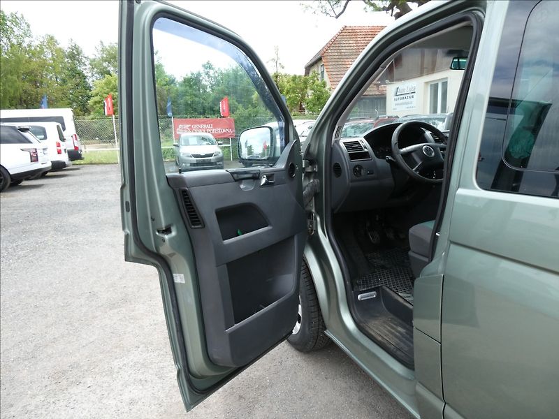 Volkswagen Caravelle 2,5 TDi 96kW LONG 8.míst,závěs - fotka 17 z 33