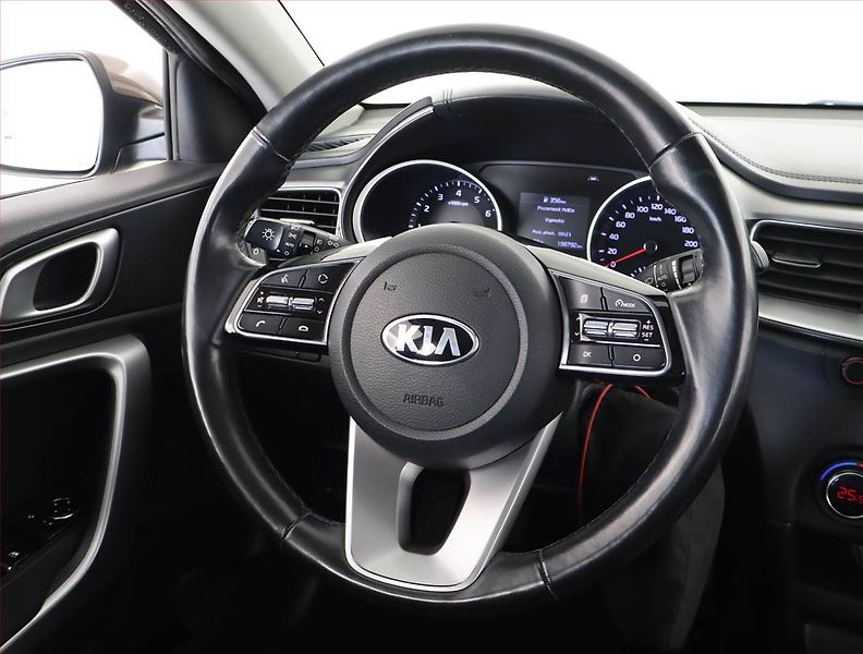 Kia Ceed (2019) 1.4 T-GDI, Serv.kniha, Xenony - fotka 14 z 22