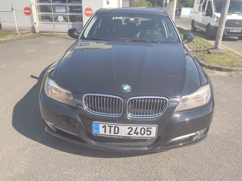 BMW Řada 3 2.0 318d Touring - fotka 8 z 15
