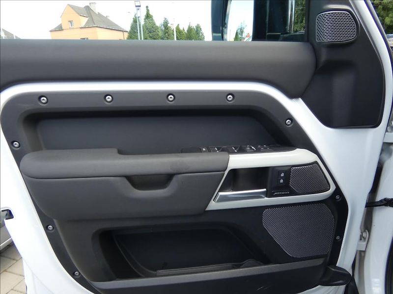 Land Rover Defender 3,0 110 D200 X-Dynamic SE,1maj - fotka 14 z 38