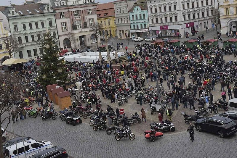 Štědrodenní motorkářská vyjížďka se srazem na Karlově náměstí v Kolíně.
