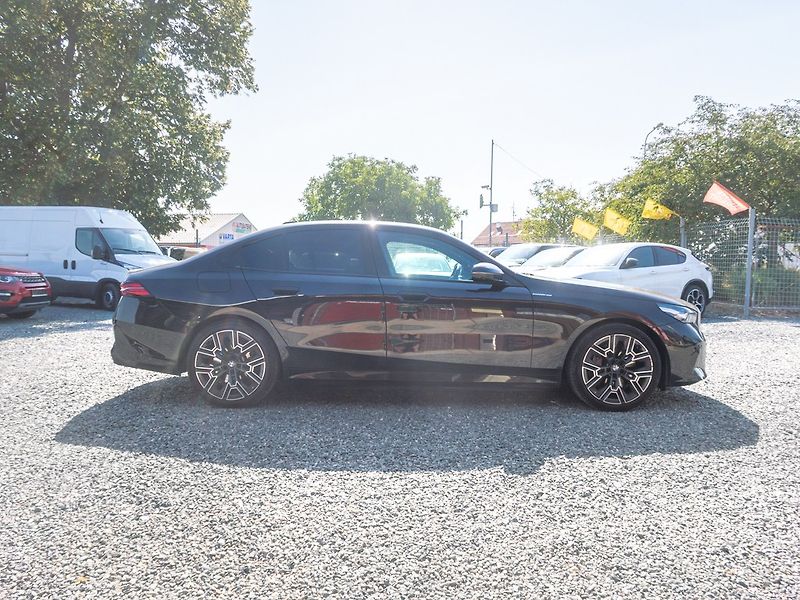 BMW Řada 5 (2025) ČR 550e xDrive - fotka 4 z 41