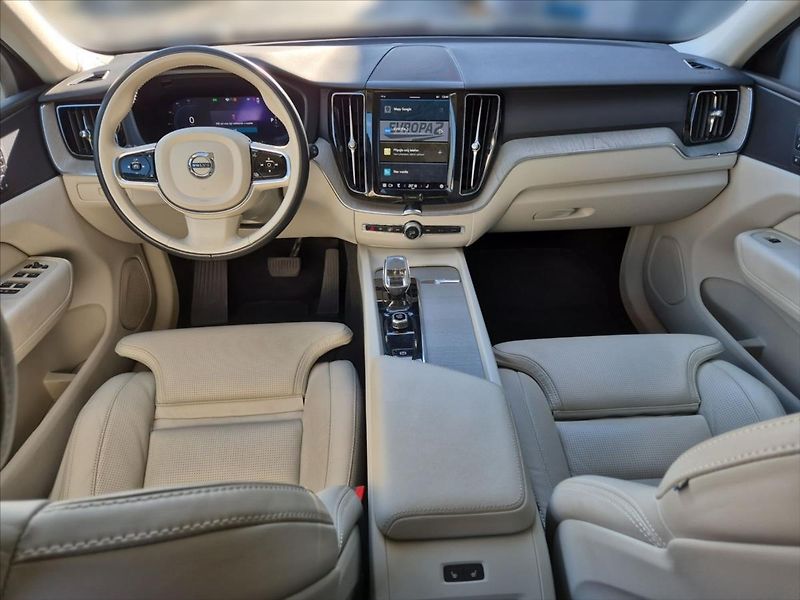 Volvo XC60 2,0 T6 AWD RECHARGE PANORAMA - fotka 8 z 17