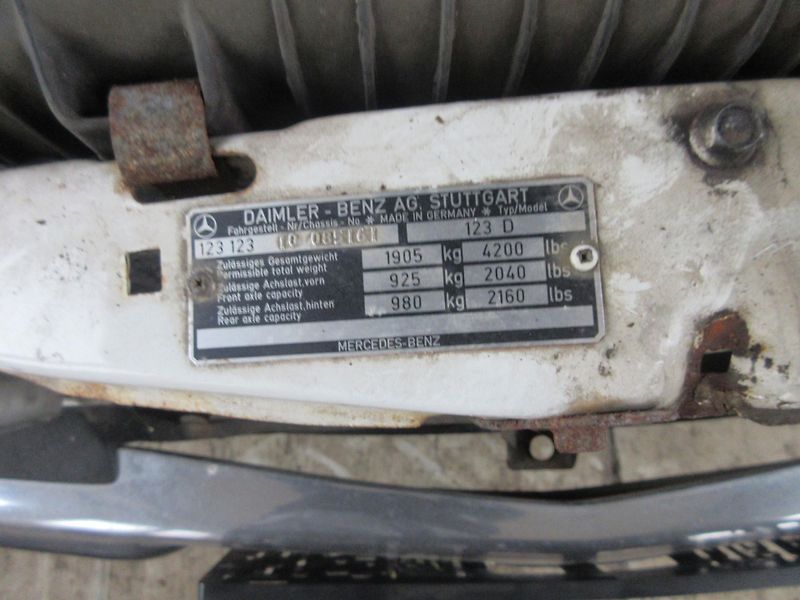 Mercedes-Benz 123 (1976) 240D - fotka 9 z 12