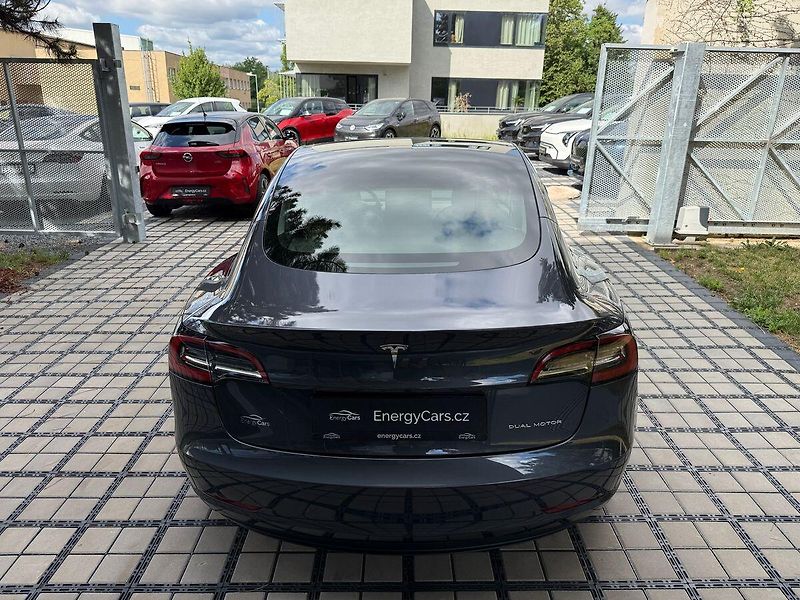 Tesla Model 3 Long Range AWD - fotka 38 z 41