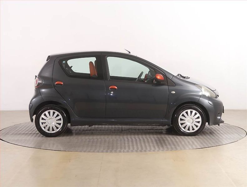 Toyota Aygo (2012) 1.0 VVT-i, Park. senzory - fotka 6 z 14