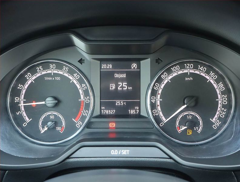 Škoda Octavia (2018) 1.6 TDI, Tempomat - fotka 11 z 14