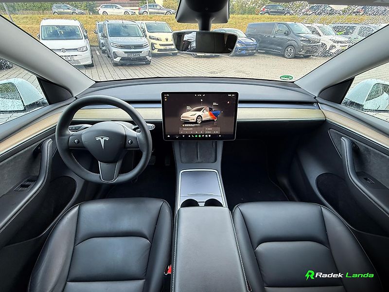Tesla Model Y (2023) RWD, 255 kW, LFP - fotka 8 z 12