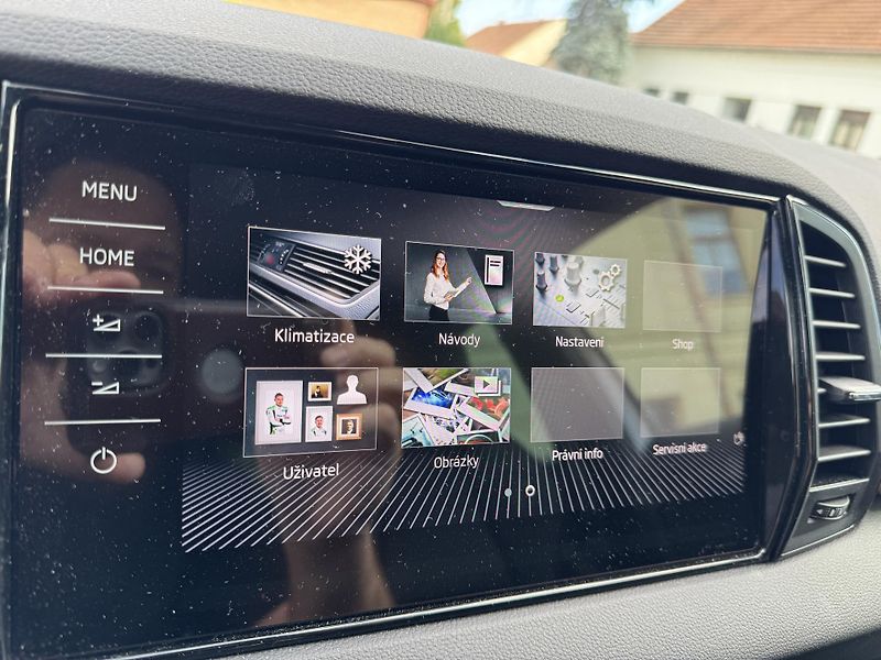 Škoda Karoq 2.0TDi SportLine MAX Výbava - fotka 21 z 35