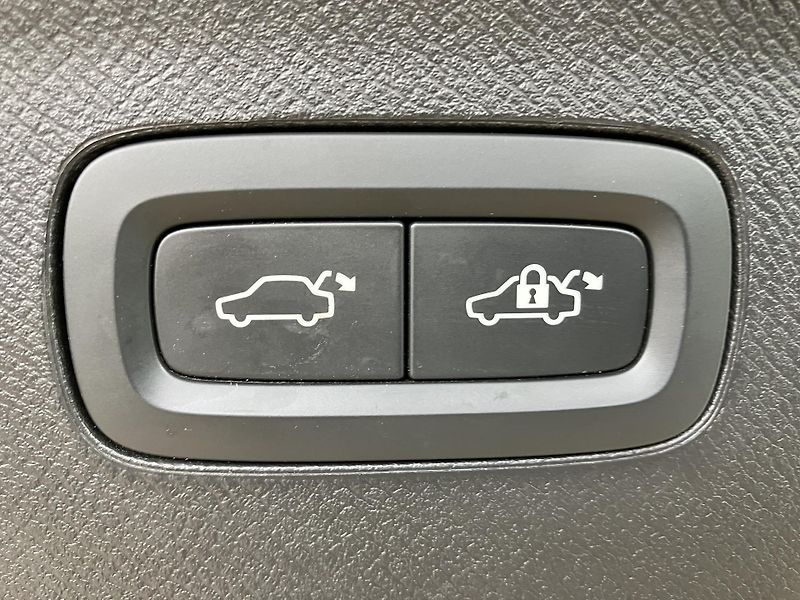 Volvo XC90 B5 AWD Momentum AT8 - fotka 12 z 48