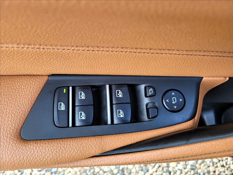 BMW Řada 5 2,0 HEV,LED,Navi,kůže,výhřev - fotka 39 z 49