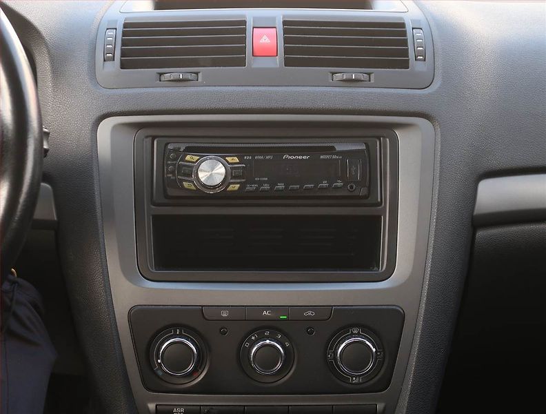 Škoda Octavia (2011) 1.6, ČR,1.maj, Serv.kniha - fotka 12 z 15