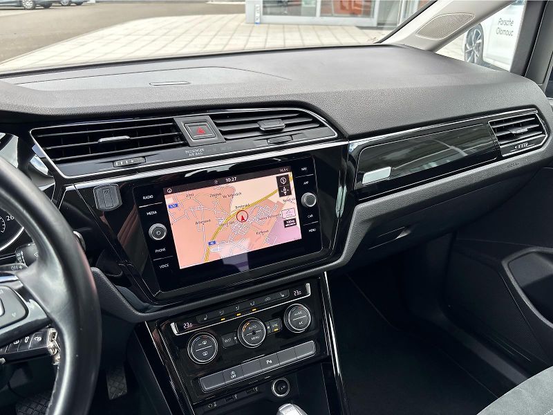 Volkswagen Touran 2,0TDi 140kW HIGHLINE BUSINESS - fotka 15 z 30