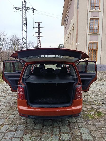 Volkswagen Touran (2010) - fotka 3 z 21