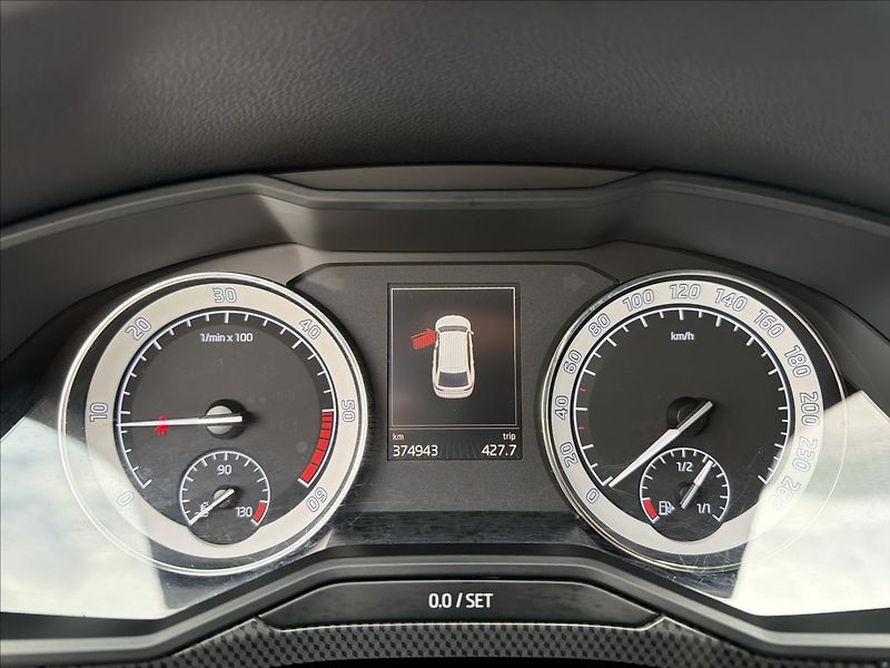 Škoda Superb 2,0 TDI SPORTLINE DSG ČR DPH - fotka 20 z 26