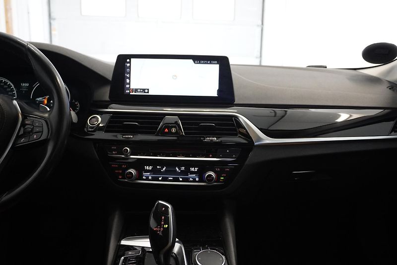 BMW Řada 5 3,0 XDRIVE AUT. - fotka 24 z 32