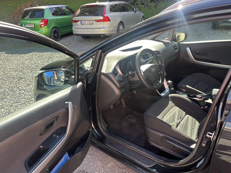 Kia Ceed (2013) 1,4 CRDi 66 Kw TAŽNÉ !! - fotka 9 z 18
