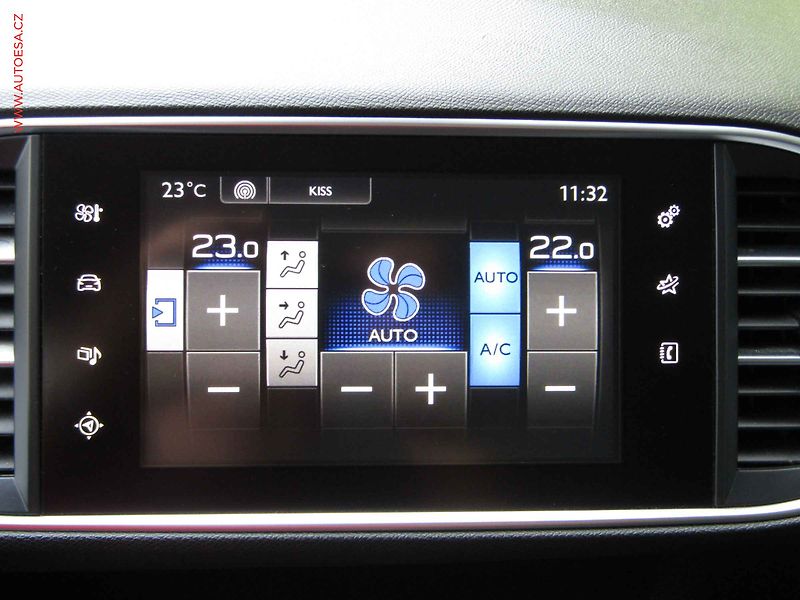 Peugeot 308 (2015) 2.0 HDi, servis.kniha, LED - fotka 13 z 19