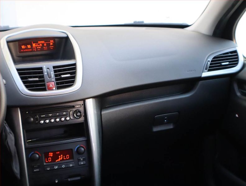 Peugeot 207 (2006) 1.4 HDI, po STK, jezdí výborně - fotka 8 z 15