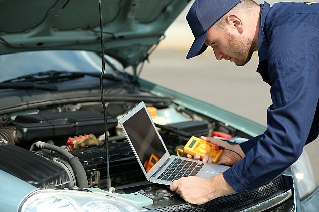 Nejjednodušší volbou při kontrole kupovaného auta je kontaktovat profesionálního mechanika., zdroj: Shutterstok