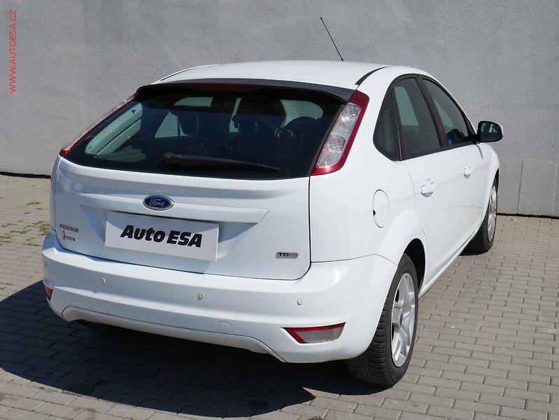 Ford Focus (2011) 1.6 TDCi, ČR, AC, park.asist - fotka 4 z 14