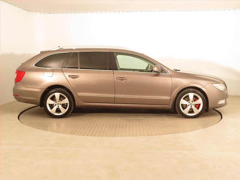 Škoda Superb (2010) 2.0 TDI, 4X4, Navi, Xenony - fotka 6 z 15