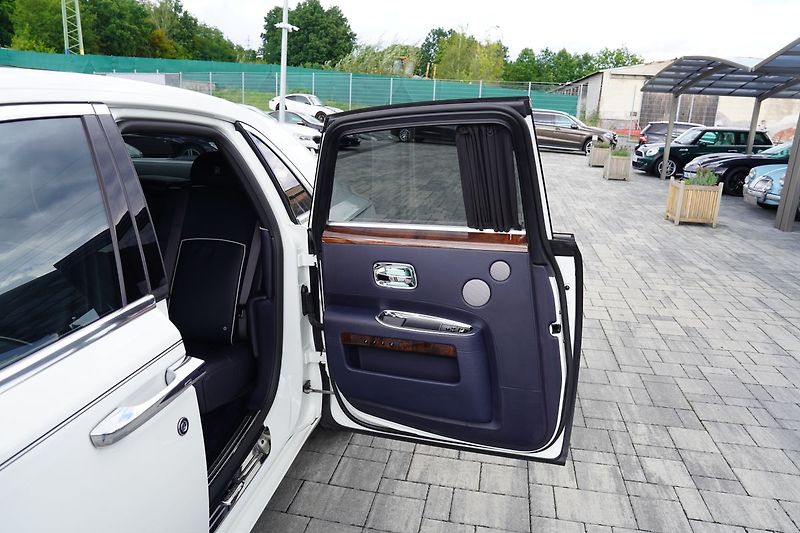 Rolls-Royce Ghost 6.75i V12  570 PS - fotka 18 z 45