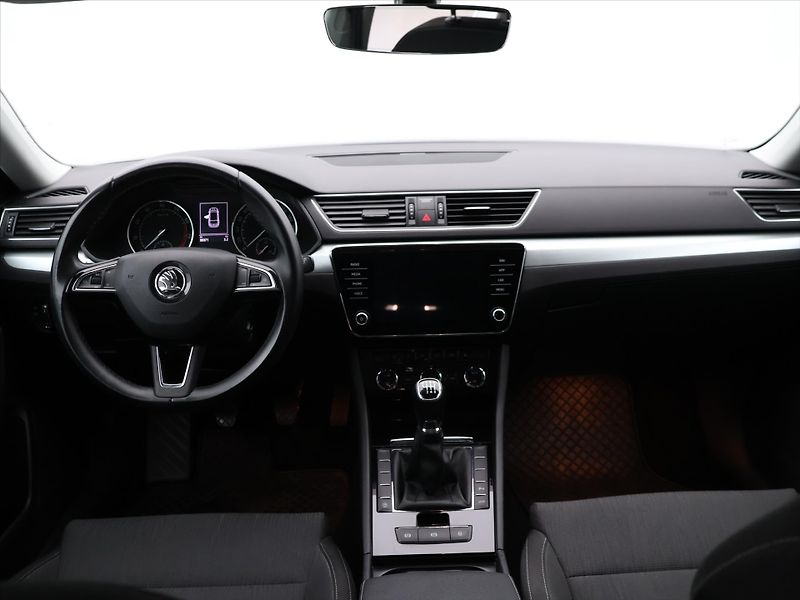 Škoda Superb 1,5 TSI 110kW CZ Xenon Navi - fotka 22 z 29