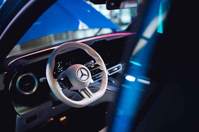 Mercedes-Benz letos odstartoval novou éru jako globální partner ženského tenisu (WTA). Své ambice v tomto sportu nyní potvrzuje i v České republice, kde v rámci ostravského turnaje představuje dvě klíčové novinky: novou generaci modelů GLB a GLC.
