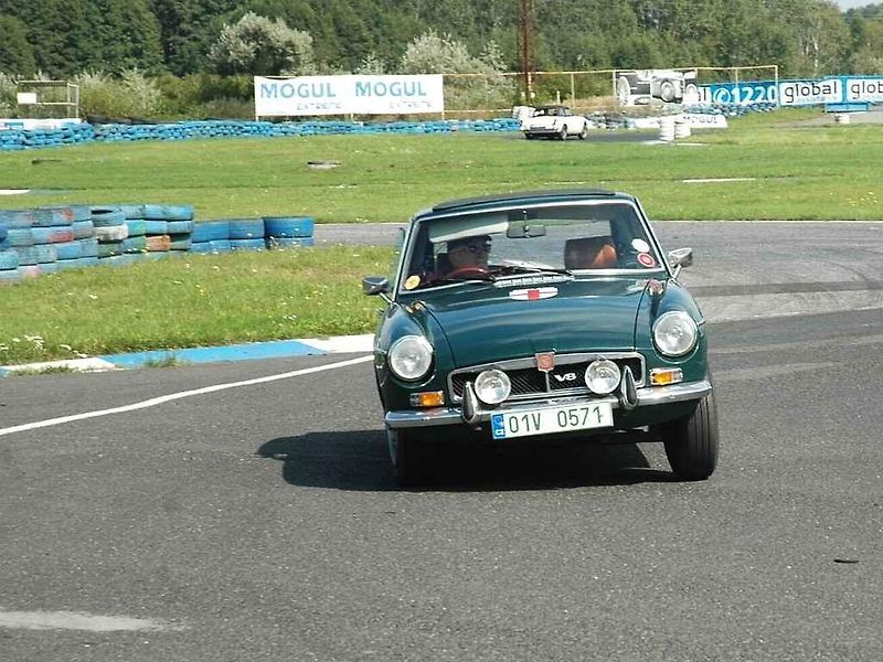 Historická vozidla obsadí o víkendu autodrom. V sobotu se koná tradiční Podzimní Sosnění.