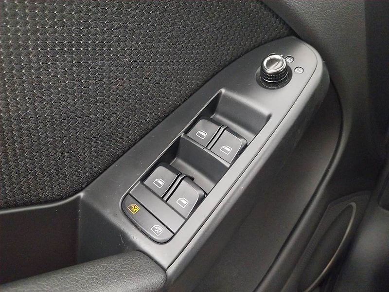 Audi A4 (2010) 2.0 TDI, Serv.kniha, Xenony - fotka 18 z 21