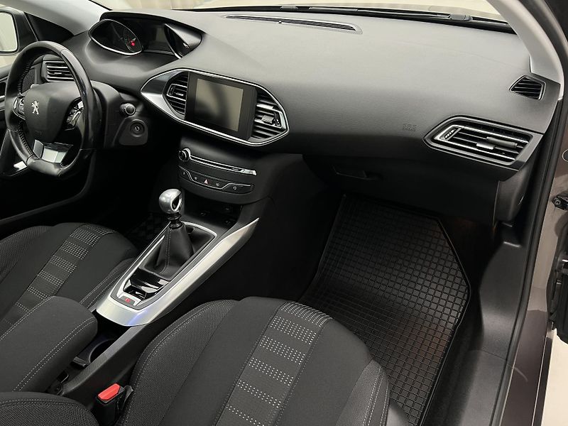 Peugeot 308 1.2 PURETECH ACTIVE 1. maj. - fotka 19 z 39