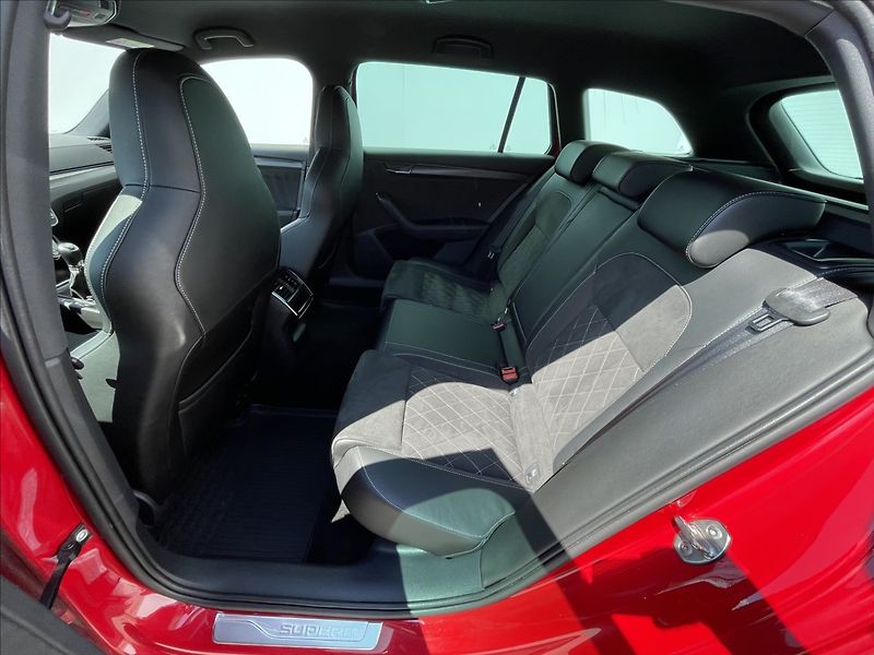 Škoda Superb 2,0 TDI Combi Sportline DCC - fotka 16 z 24