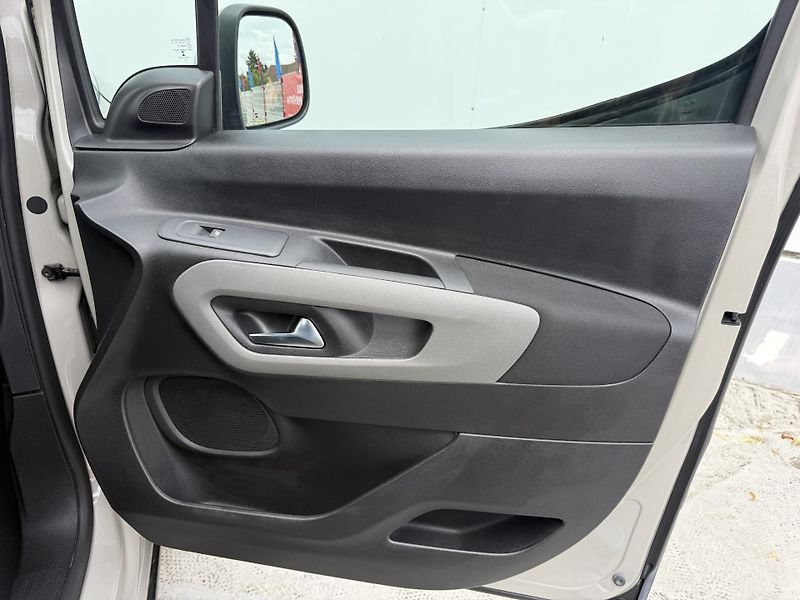 Peugeot Rifter (2020) 1.2 PureTech 7 míst ser.knížka - fotka 17 z 23
