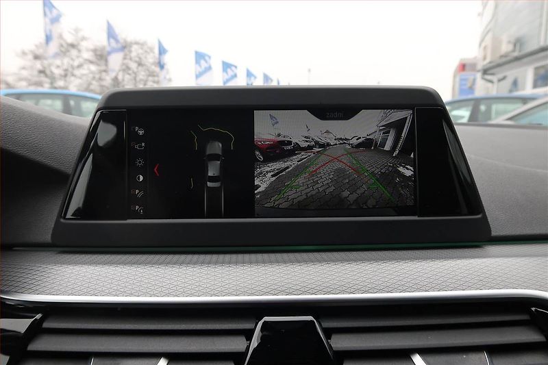 BMW Řada 5 (2019) M Sport 540i xDrive - fotka 19 z 22