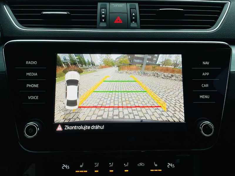 Škoda Superb 1.4TSI 1.MAJITEL KAMERA VÝHŘEV - fotka 41 z 48