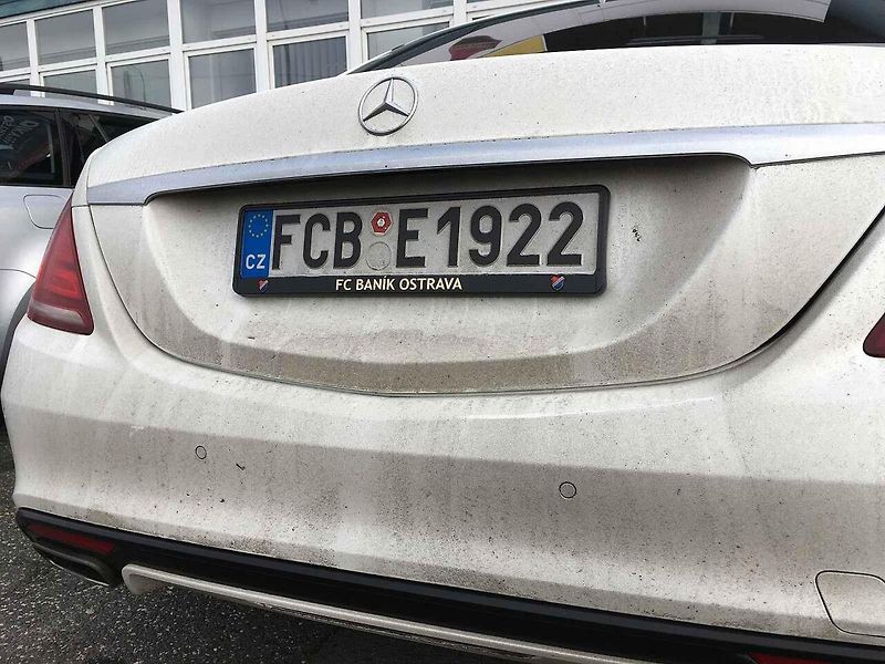 Registrační značky mohou odkazovat na fotbalový klub.