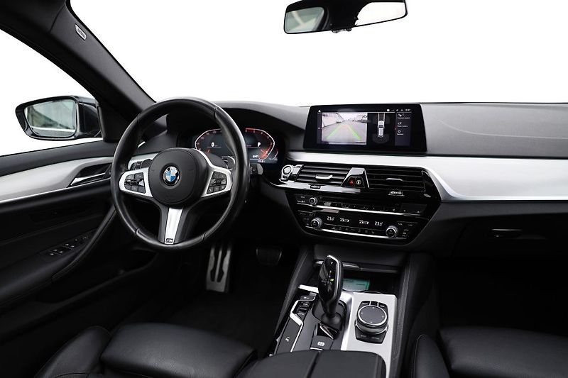 BMW Řada 5 520d xDrive Touring - fotka 19 z 22