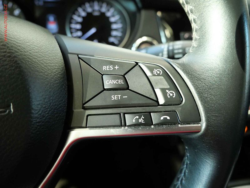 Nissan Qashqai (2017) 1.6dCi, ČR, Tekna, AT, panor - fotka 17 z 23