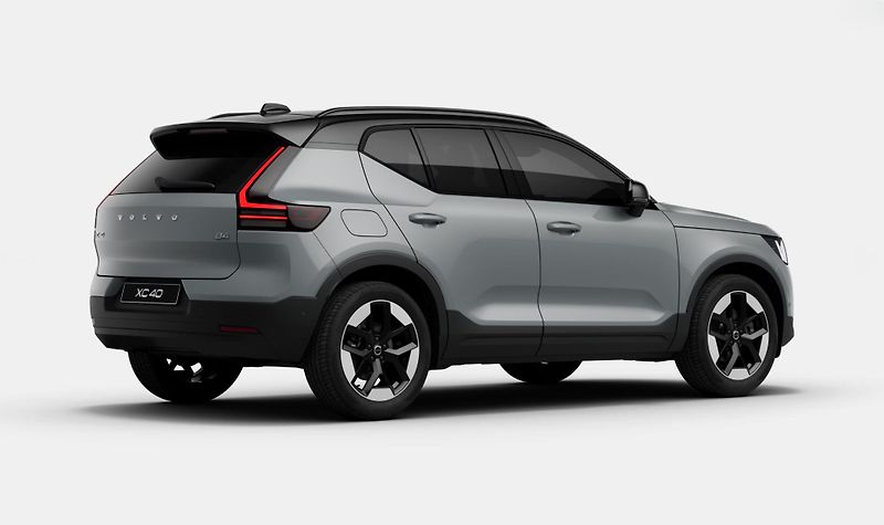 Volvo XC40 (2026) B4 ULTRA DARK AUT - fotka 5 z 13