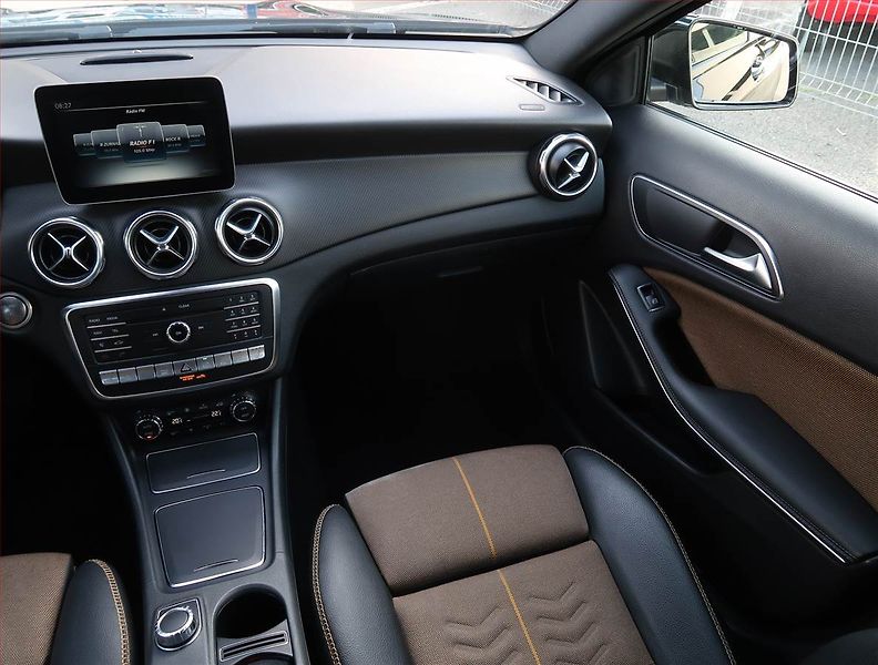Mercedes-Benz GLA (2017) 220 d 4MATIC, 4X4 - fotka 8 z 25