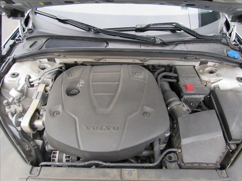 Volvo V90 2,0 D5 173kW AWD Automat - fotka 31 z 33
