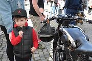 Stovka nablýskaných motocyklů a automobilů předválečné a meziválečné éry vyrazila v neděli z Horního náměstí v Přerově na spanilou jízdu regionem. Nejstarší účastnicí byla 88letá Libuše Šulcová. Vyrazila na motocyklu BSA 770 se sidecarem z roku 1928.