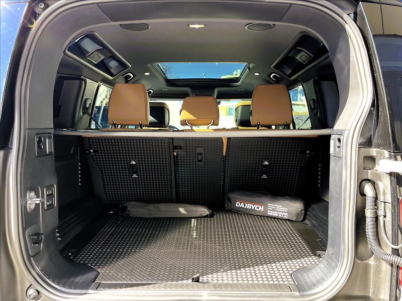 Land Rover Defender 110 V8 P425 X-DYNAMIC HSE - fotka 7 z 35