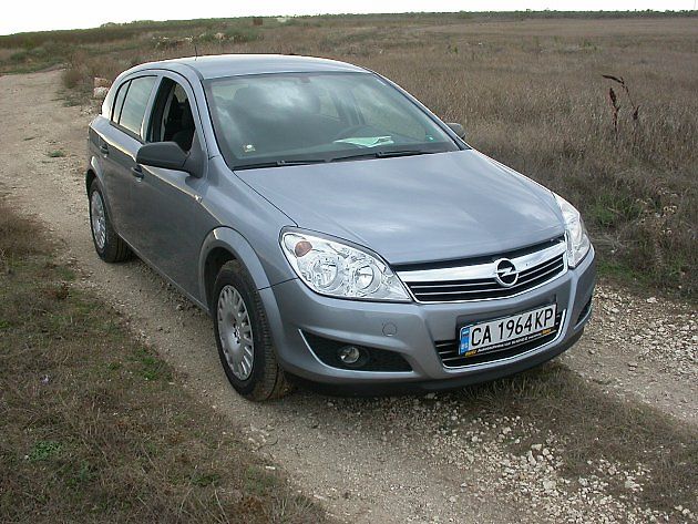 Opel Astra stěží zvládne dvoustovku. Natož trojnásobek., zdroj: Zbyszko /Wikimedia CC BY 3.0