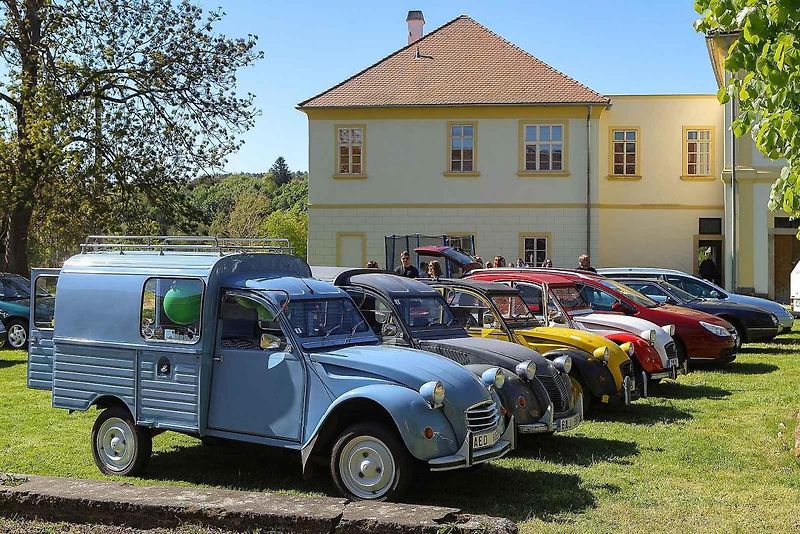 Jarní koulení - sraz automobilů a příznivců značky Citroën na zámku ve Svojšíně na Tachovsku.