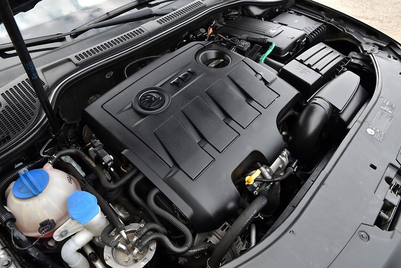 Škoda Superb 1.6 TDi 6st,KLIMA,NAVI,PDC,ALU - fotka 37 z 39