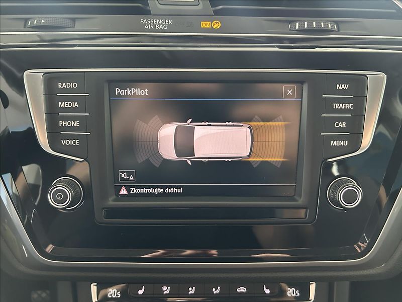 Volkswagen Touran 1,2   TSI 81kW,2.MAJ,SERVISKA - fotka 14 z 22