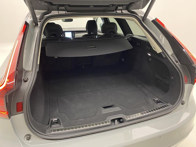 Volvo V90 T6 AWD RECHARGE CORE REZERVACE - fotka 6 z 60